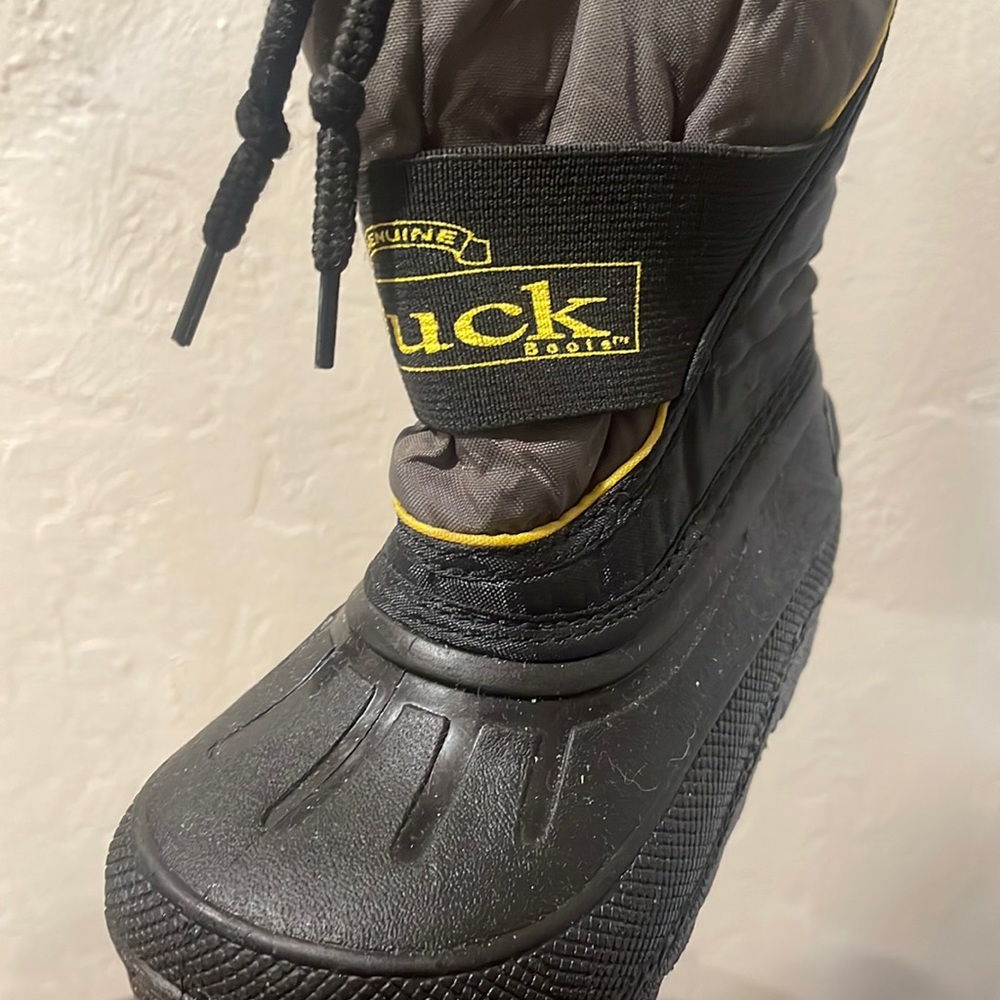 New Duck boots for toddler. Waterproof. Lined and warm! Size 8